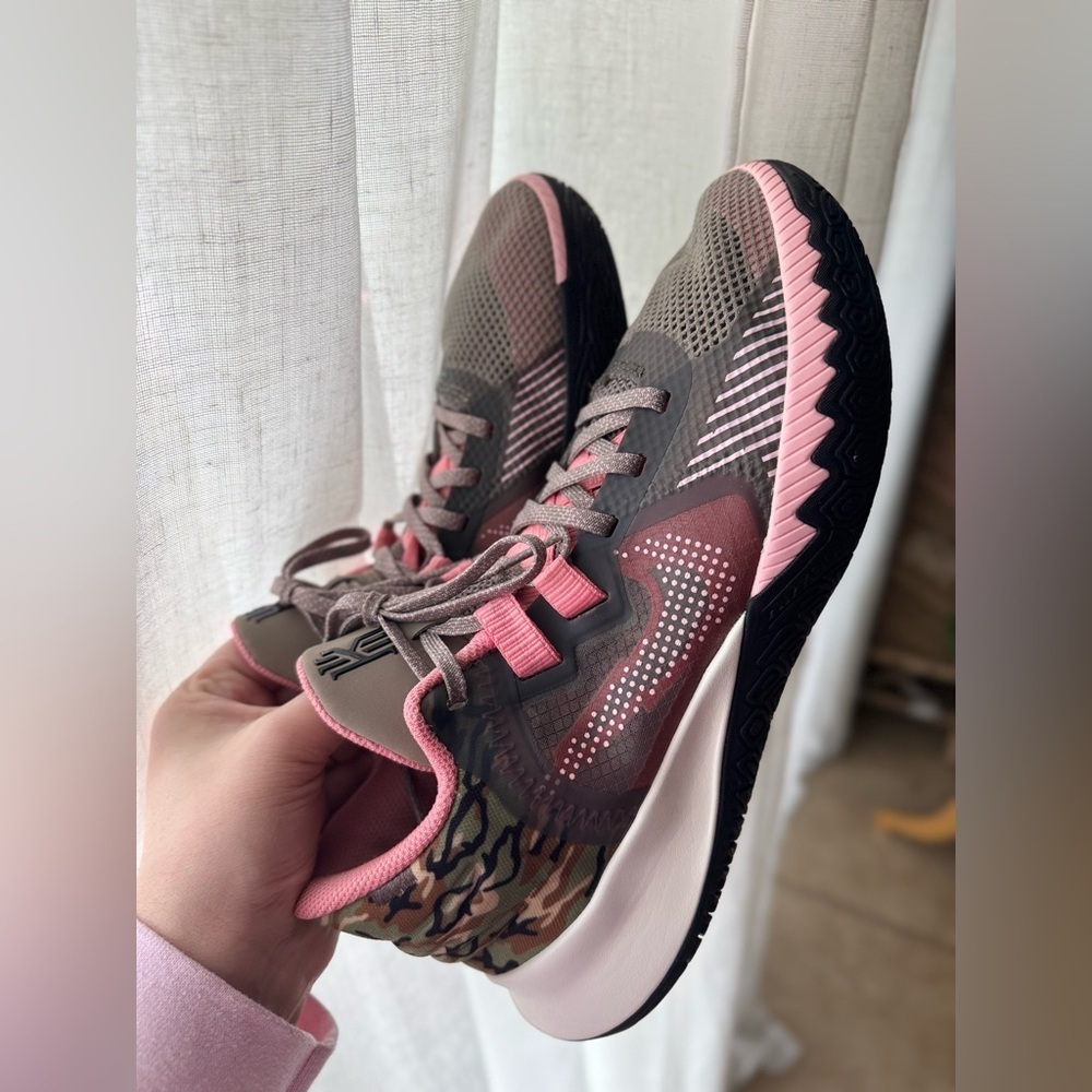 Nike Kyrie Flytrap IV‎ basketball shoes Stylish Pink and Gray Men’s Sneakers